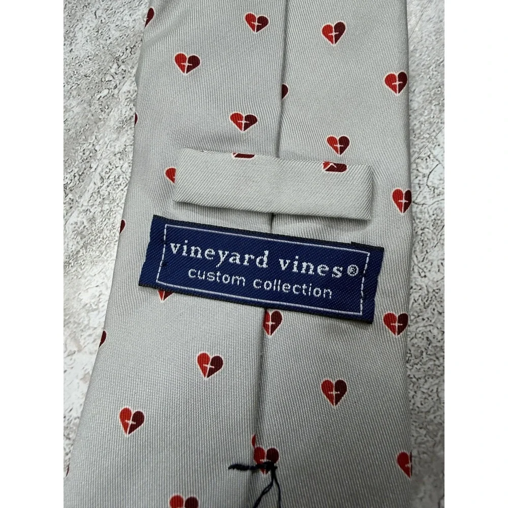 Vineyard Vines 100% Silk Tie Mens One Size‎ Gray Geometric Heart Pointed Necktie